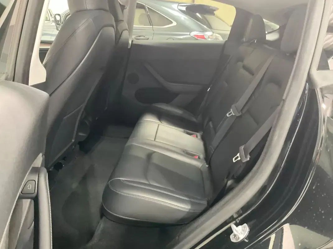 Tesla Model Y 2024 - 33990 EUR, 78253 km - 78253km - foto 7 de 17