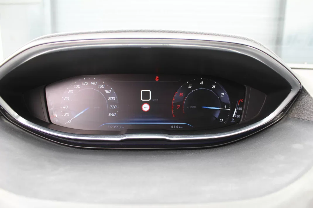 Peugeot 3008 2018 - 18000 EUR, 97000 km - AUTO.MOTO.pt - 97000km - foto 18 de 18