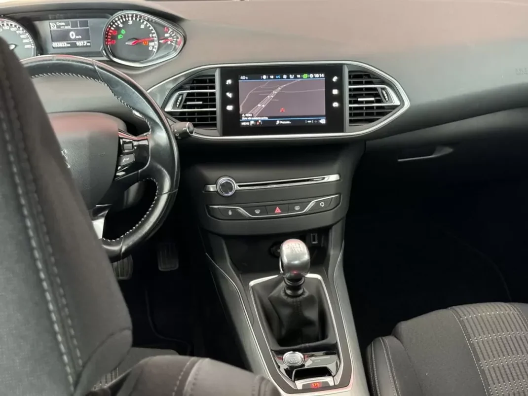 Peugeot 308 2019 - 17990 EUR, 63734 km - AUTO.MOTO.pt - 63734km - foto 15 de 18