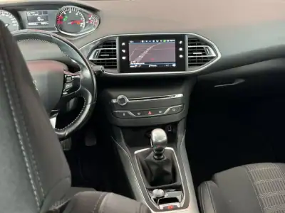 Peugeot 308 2019 - 17990 EUR, 63734 km - AUTO.MOTO.pt - 63734km - foto 15 de 18