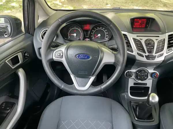 Ford Fiesta 2012 - 5500 EUR, 272349 km - AUTO.MOTO.pt - 272349km - foto 4 de 32