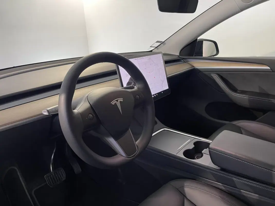 Tesla Model Y 2024 - 38500 EUR, 68000 km - AUTO.MOTO.pt - 68000km - foto 13 de 43