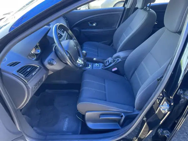 Renault Mégane 2014 - 7995 EUR, 191366 km - AUTO.MOTO.pt - 191366km - foto 10 de 27