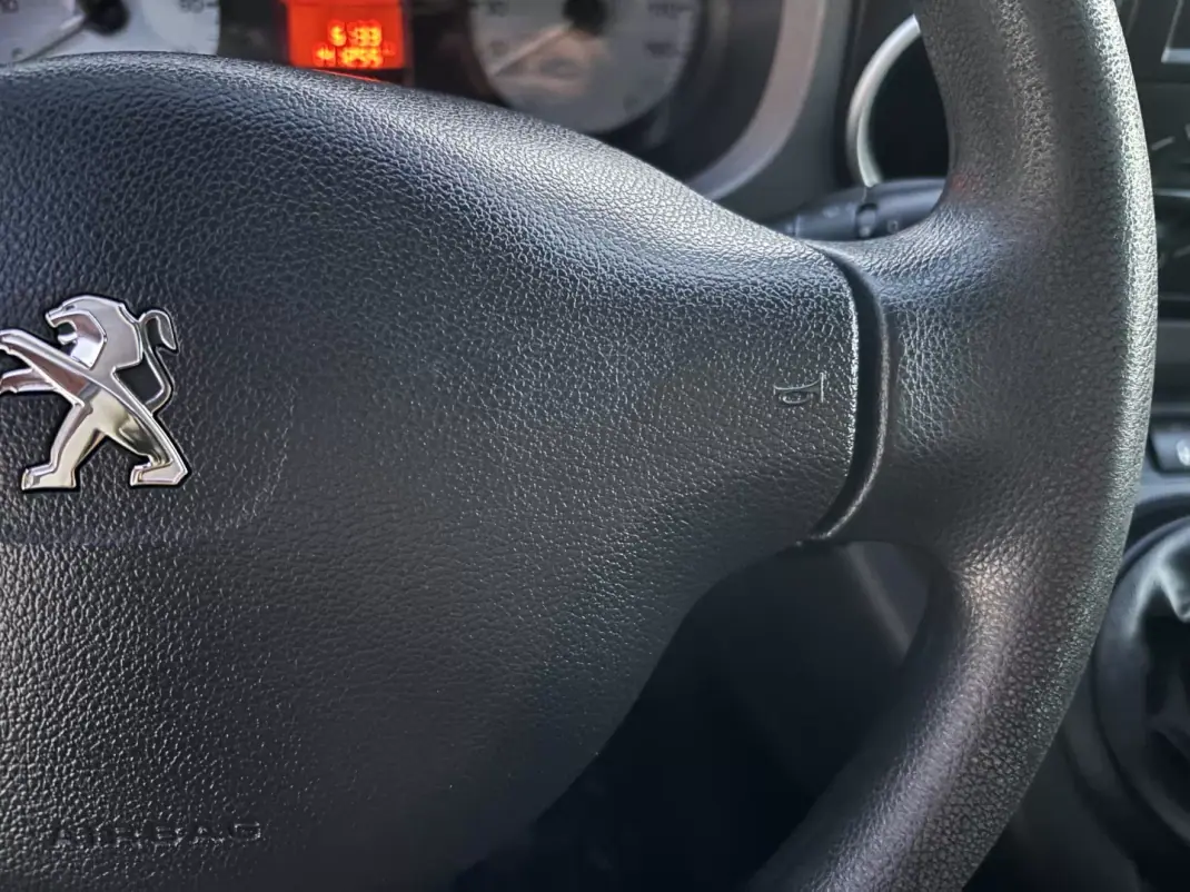 Peugeot Partner 2018 - 14900 EUR, 140000 km - AUTO.MOTO.pt - 140000km - foto 21 de 37