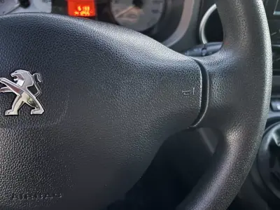 Peugeot Partner 2018 - 14900 EUR, 140000 km - AUTO.MOTO.pt - 140000km - foto 21 de 37