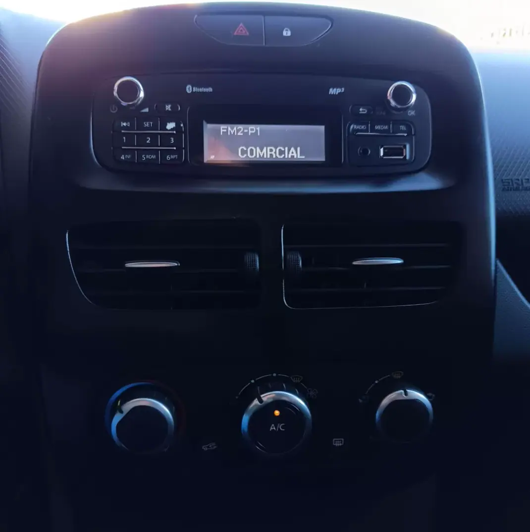 Renault Clio Sport Tourer 2015 - 9490 EUR, 163864 km - AUTO.MOTO.pt - 163864km - foto 8 de 8