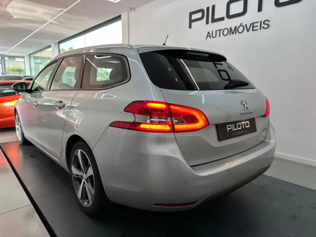 Peugeot 308 SW 2016 - 7990 EUR, 212792 km - AUTO.MOTO.pt - 212792km - foto 5 de 22