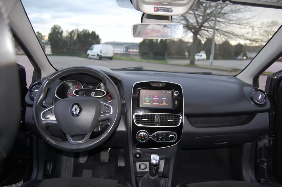 Renault Clio 2016 - 11500 EUR, 118568 km - AUTO.MOTO.pt - 118568km - foto 7 de 8