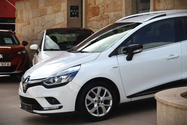Renault Clio Sport Tourer 2020 - 12990 EUR, 53000 km - AUTO.MOTO.pt - 53000km - foto 35 de 36