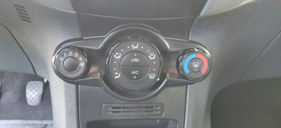 Ford Fiesta 1.4 TDCI 2010 - 4490 EUR, 244800 km - AUTO.MOTO.pt - 244800km - foto 28 de 31