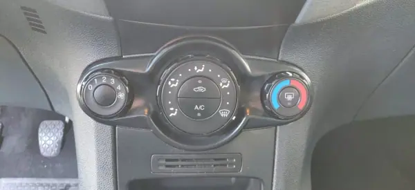Ford Fiesta 1.4 TDCI 2010 - 4490 EUR, 244800 km - AUTO.MOTO.pt - 244800km - foto 28 de 31