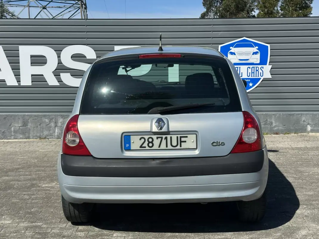 Renault Clio 2002 - 2750 EUR, 240000 km - AUTO.MOTO.pt - 240000km - foto 19 de 25