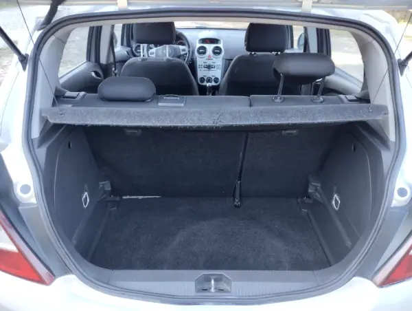 Opel Corsa 2010 - 5000 EUR, 240000 km - AUTO.MOTO.pt - 240000km - foto 16 de 24