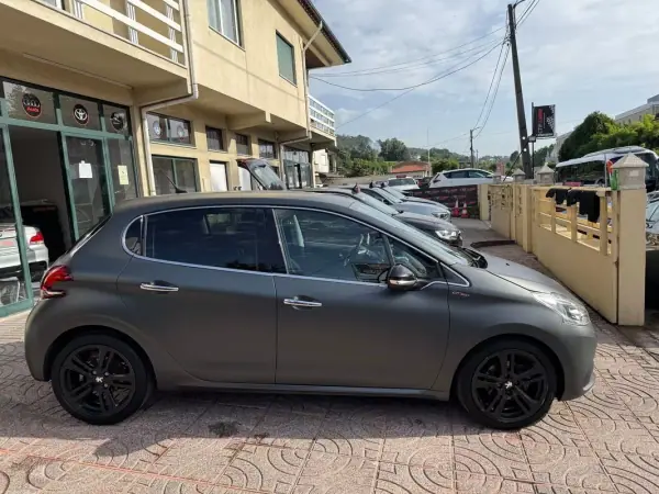 Peugeot 208 2015 - 8900 EUR, 195000 km - AUTO.MOTO.pt - 195000km - foto 5 de 29