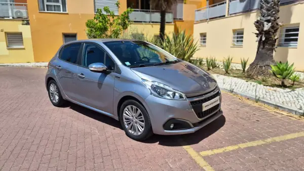 Peugeot 208 2019 - 9980 EUR, 50000 km - AUTO.MOTO.pt - 50000km - foto 8 de 14