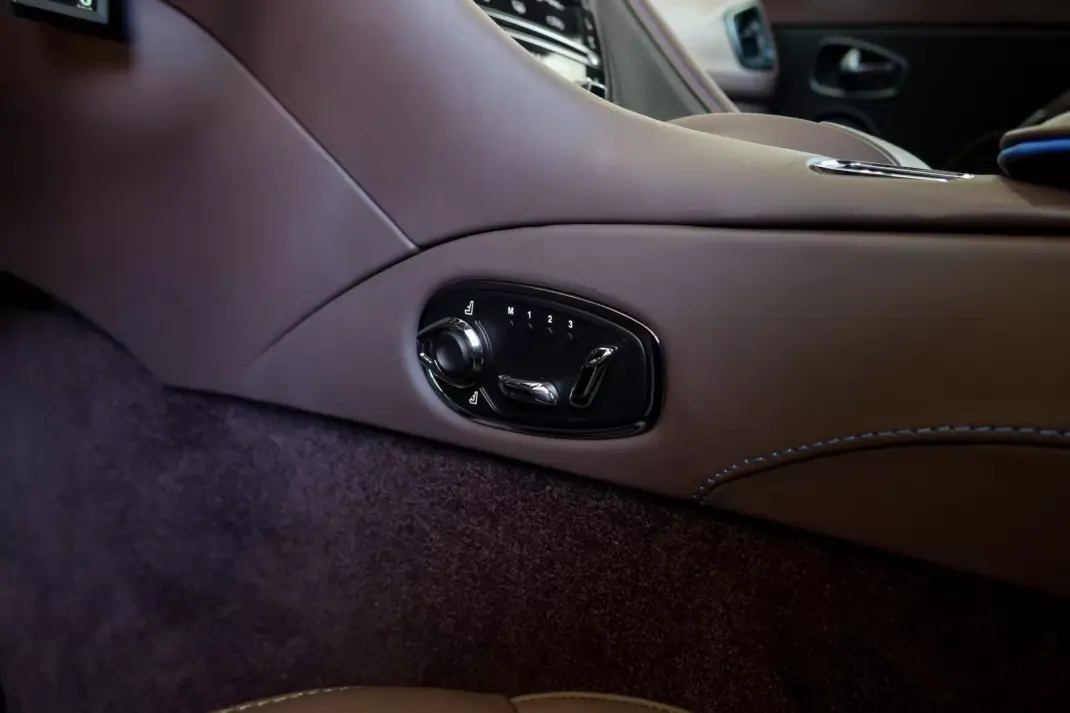 Aston Martin DBS Coupe 2023 - 420000 EUR, 5881 km - AUTO.MOTO.pt - 5881km - foto 18 de 21