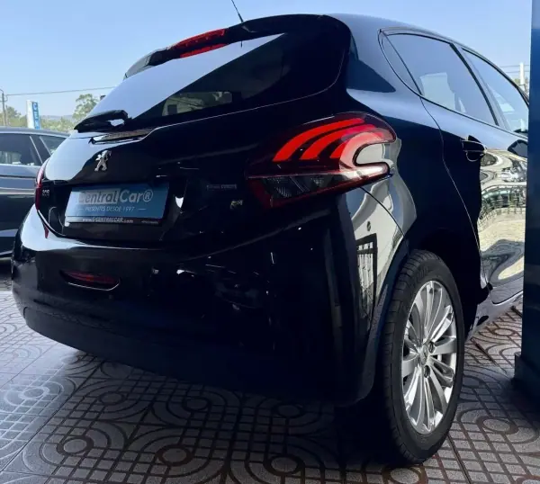 Peugeot 208 2017 - 9950 EUR, 71000 km - AUTO.MOTO.pt - 71000km - foto 10 de 24