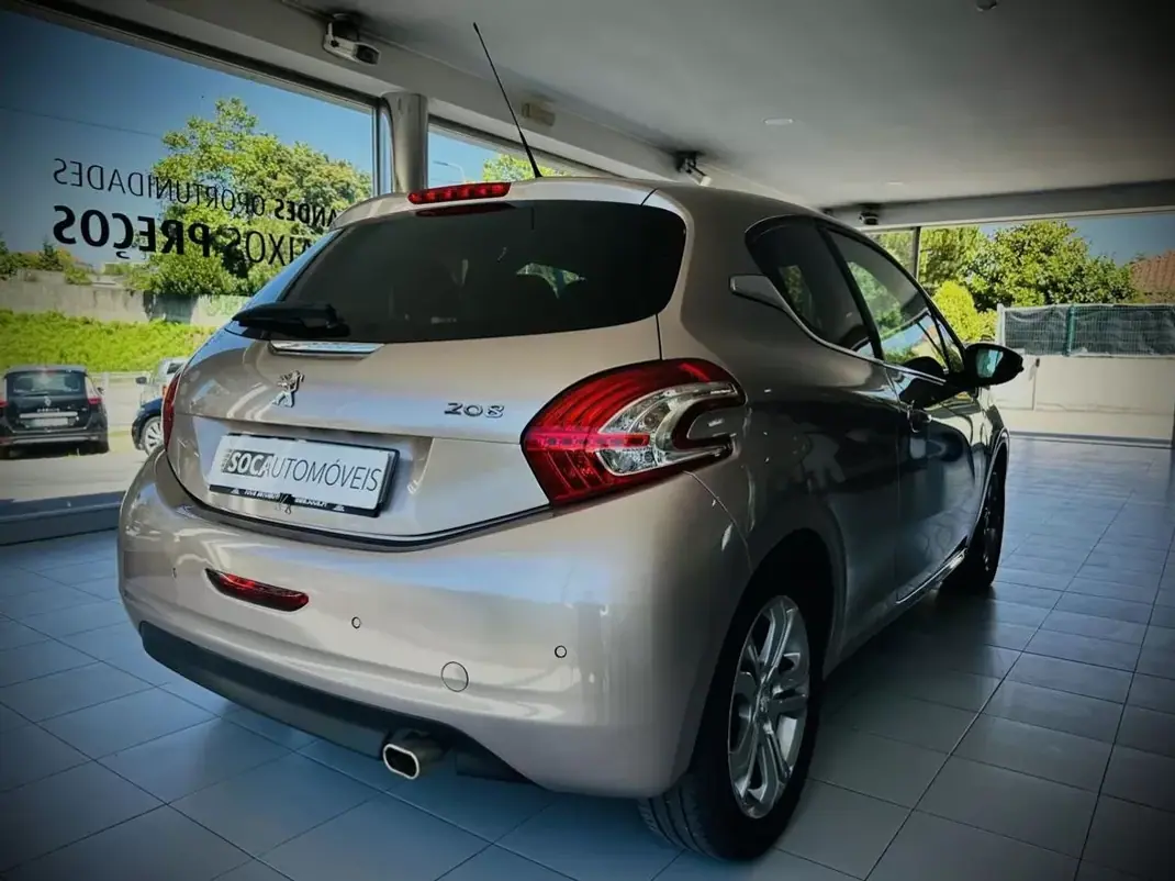 Peugeot 208 2014 - 9890 EUR, 177265 km - 177265km - foto 6 de 22