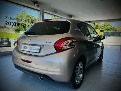 Peugeot 208 2014 - 9890 EUR, 177265 km - 177265km - foto 6 de 22
