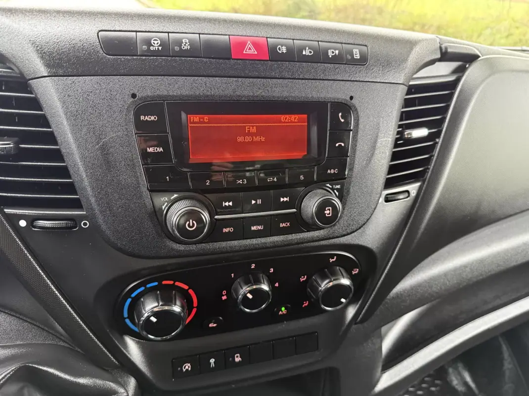 Iveco DAILY 35-140 CONTENTOR E PLATAFORMA 2020 - 28490 EUR, 91000 km - AUTO.MOTO.pt - 91000km - foto 19 de 34