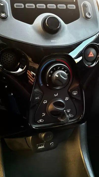 Peugeot 108 2019 - 11750 EUR, 88467 km - AUTO.MOTO.pt - 88467km - foto 9 de 20