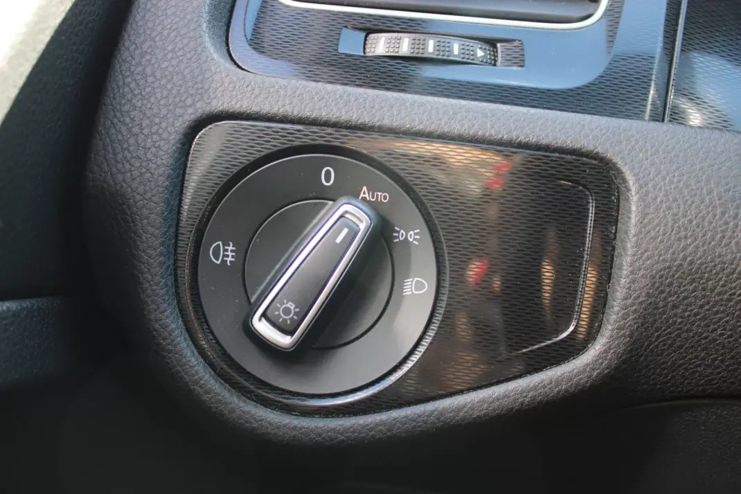 Volkswagen Golf 2015 - 12900 EUR, 233561 km - AUTO.MOTO.pt - 233561km - foto 24 de 27