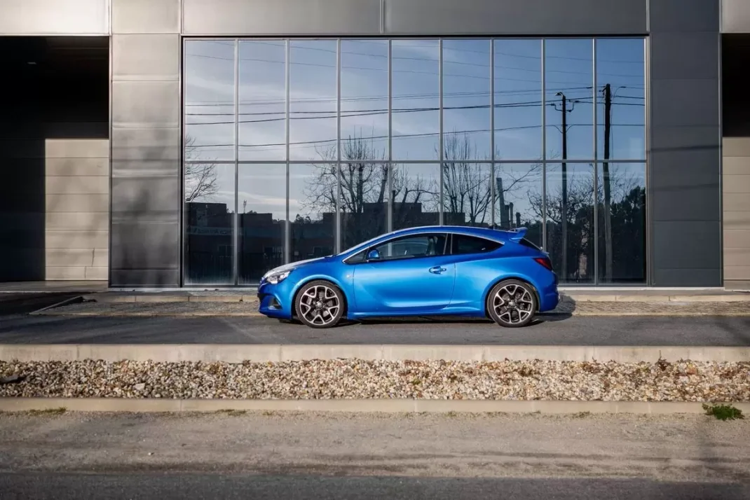 Opel Astra GTC 2013 - 23500 EUR, 109000 km - AUTO.MOTO.pt - 109000km - foto 20 de 47