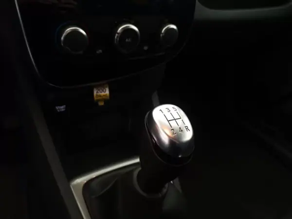 Renault Clio Sport Tourer 2018 - 13700 EUR, 143000 km - AUTO.MOTO.pt - 143000km - foto 15 de 18