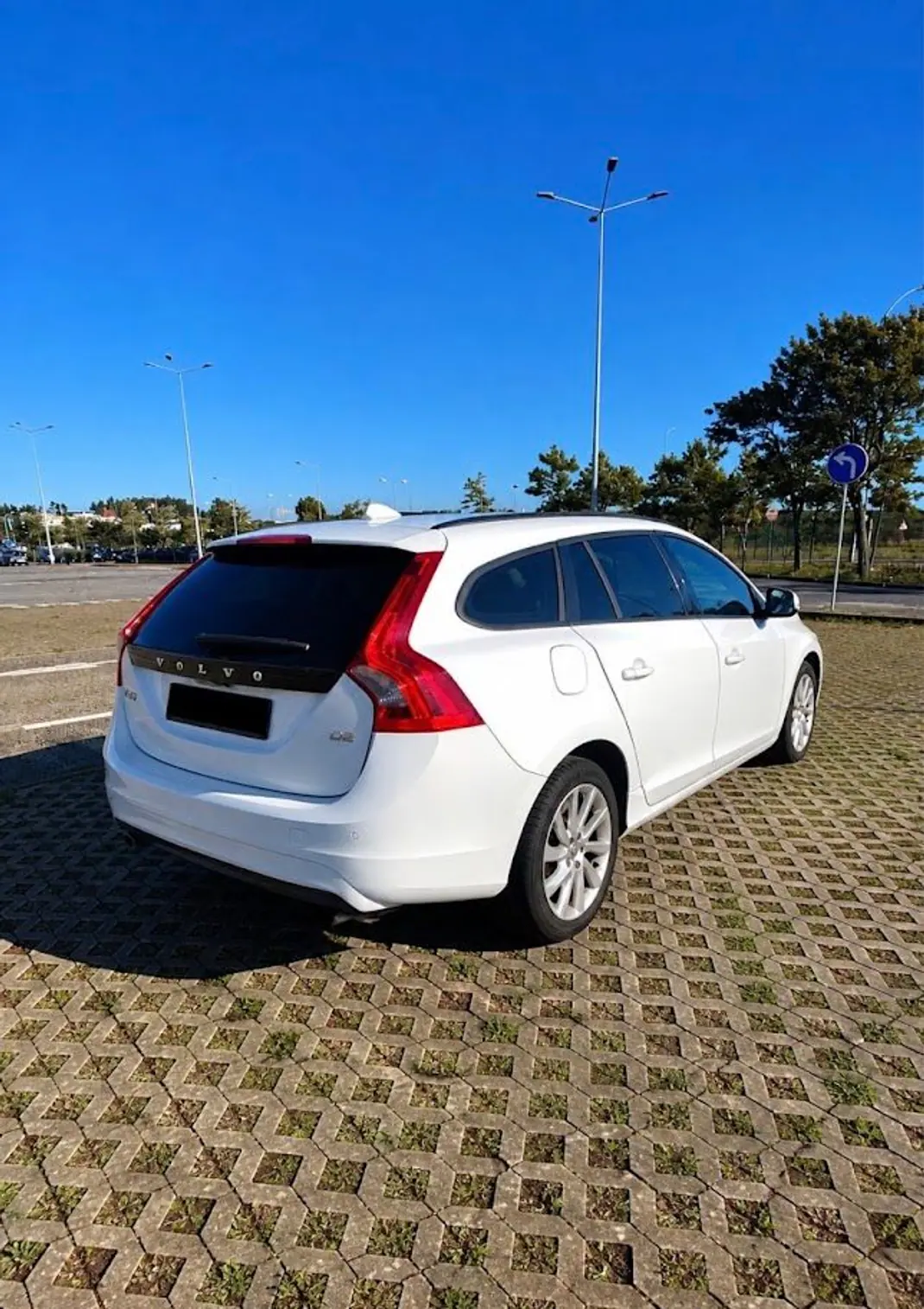 Volvo V60 2015 - 8900 EUR, 206200 km - 206200km - foto 2 de 11