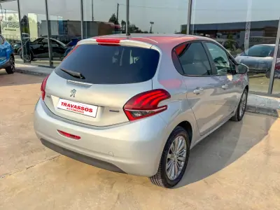Peugeot 208 2016 - 8900 EUR, 65803 km - AUTO.MOTO.pt - 65803km - foto 7 de 12