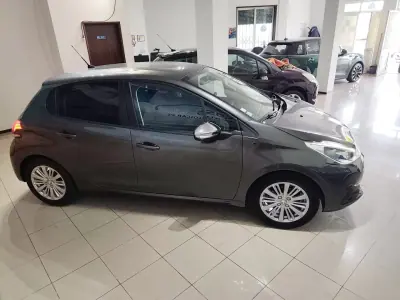Peugeot 208 2019 - 10300 EUR, 58000 km - AUTO.MOTO.pt - 58000km - foto 8 de 25