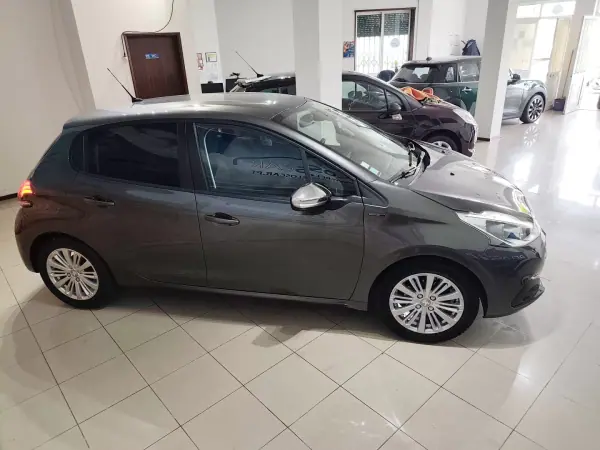 Peugeot 208 2019 - 10300 EUR, 58000 km - AUTO.MOTO.pt - 58000km - foto 8 de 25