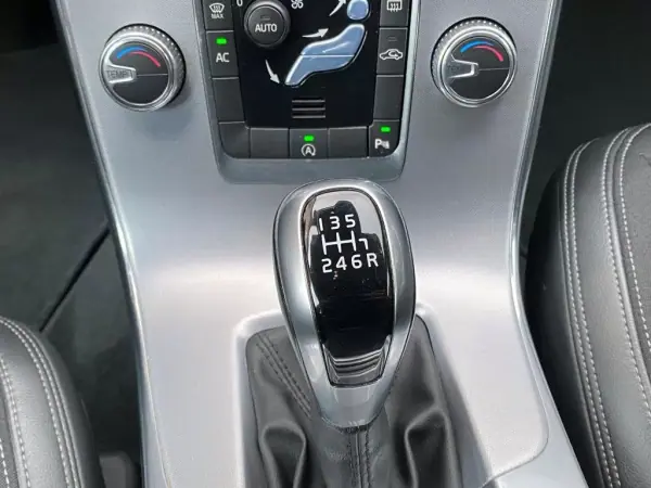 Volvo V60 2017 - 17900 EUR, 165010 km - AUTO.MOTO.pt - 165010km - foto 18 de 23