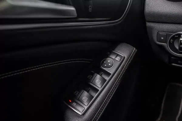 Mercedes-Benz CLA 180 2018 - 19500 EUR, 177901 km - AUTO.MOTO.pt - 177901km - foto 20 de 39