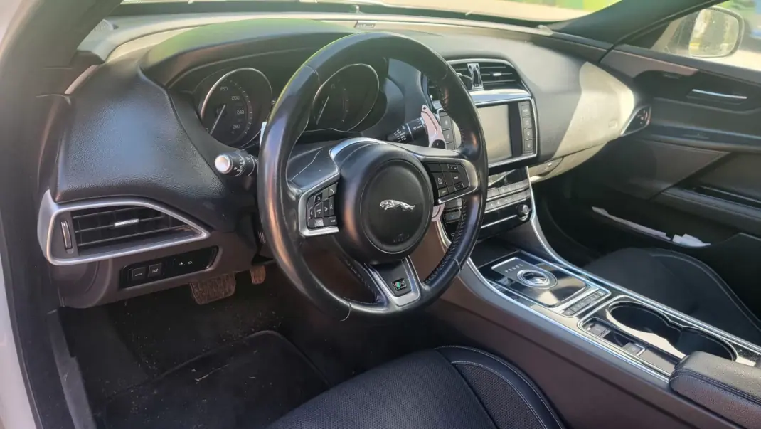 Jaguar XE 2016 - 17990 EUR, 220000 km - AUTO.MOTO.pt - 220000km - foto 8 de 12