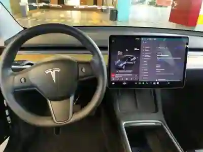 Tesla Model Y 2022 - 19000 EUR, 61406 km - foto 4 de 6