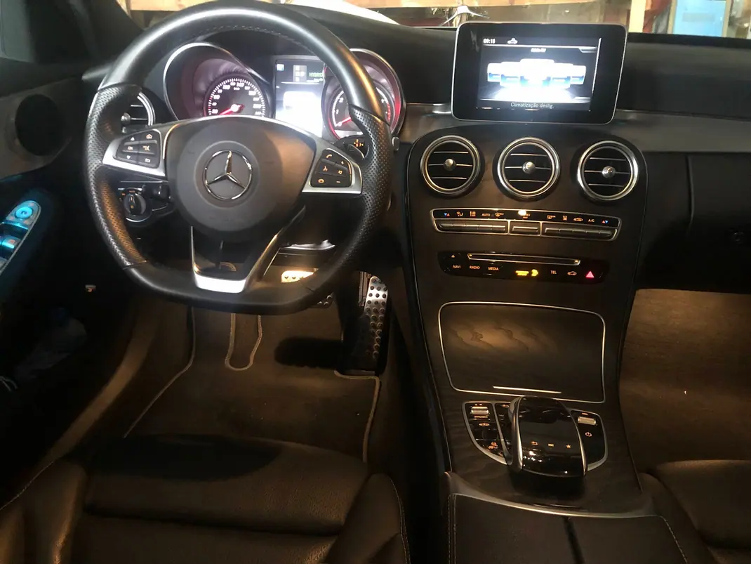 Mercedes-Benz C 350 2018 - 24999 EUR, 102000 km - AUTO.MOTO.pt - 102000km - foto 6 de 7