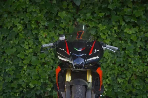 Aprilia Tuono 125 Base 2016 - 9750 EUR, 12400 km - AUTO.MOTO.pt - 12400km - foto 4 de 12
