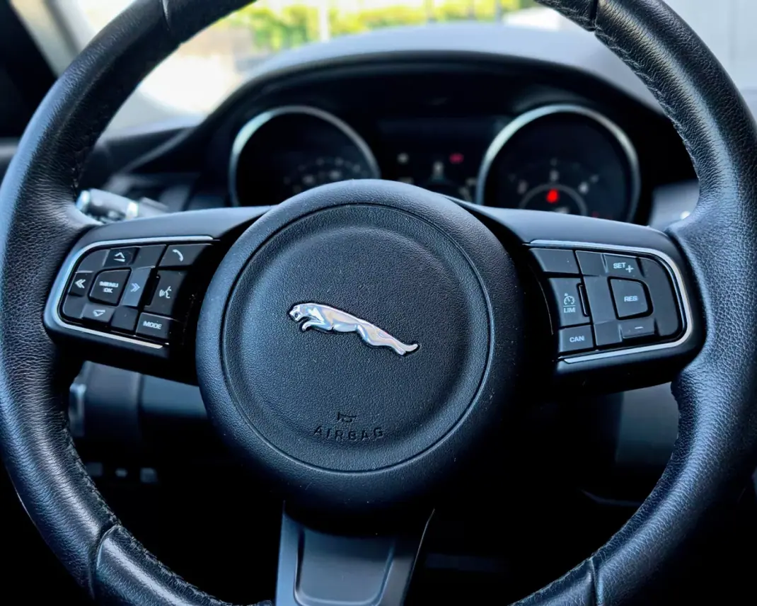 Jaguar E-Pace 2019 - 20500 EUR, 122300 km - AUTO.MOTO.pt - 122300km - foto 17 de 20