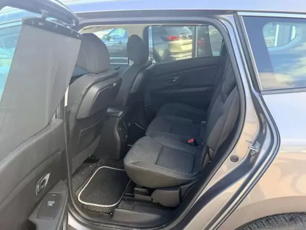 Renault Grand Scénic 2017 - 9200 EUR, 198500 km - AUTO.MOTO.pt - 198500km - foto 7 de 8