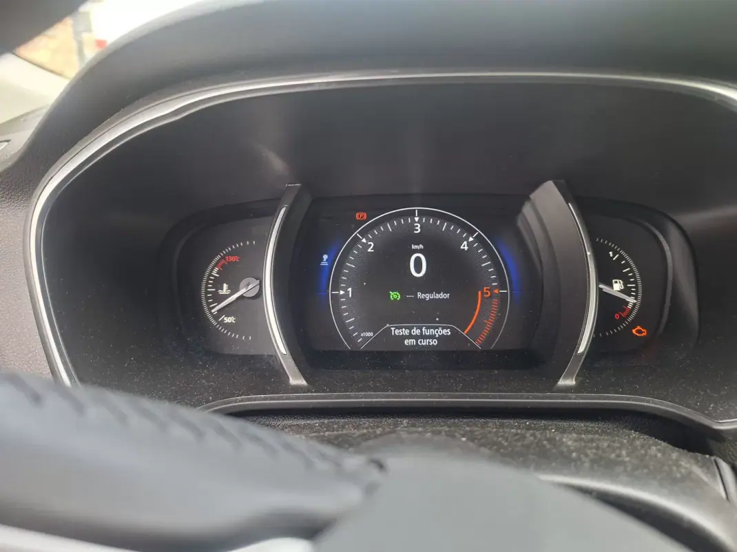 Renault Mégane Sport Tourer 2017 - 11530 EUR, 167840 km - AUTO.MOTO.pt - 167840km - foto 10 de 31