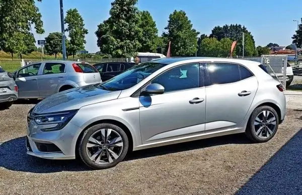 Renault Mégane 2020 - 18990 EUR, 82646 km - AUTO.MOTO.pt - 82646km - foto 6 de 23