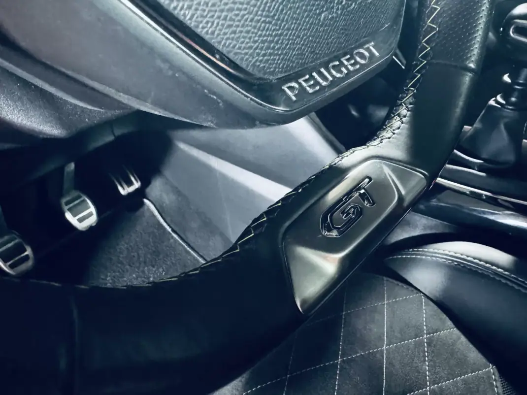 Peugeot 208 2022 - 15990 EUR, 75129 km - AUTO.MOTO.pt - 75129km - foto 26 de 35