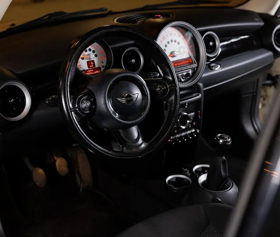 MINI One 2011 - 5500 EUR, 207000 km - AUTO.MOTO.pt - 207000km - foto 5 de 9