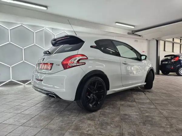 Peugeot 208 2015 - 16650 EUR, 121757 km - AUTO.MOTO.pt - 121757km - foto 20 de 38