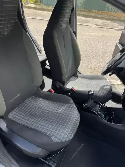 Peugeot 108 2021 - 11000 EUR, 62048 km - AUTO.MOTO.pt - 62048km - foto 28 de 32