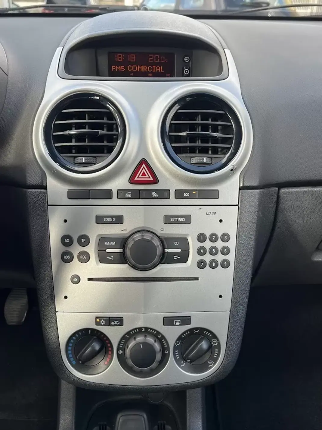 Opel Corsa 2011 - 6450 EUR, 117000 km - AUTO.MOTO.pt - 117000km - foto 17 de 50