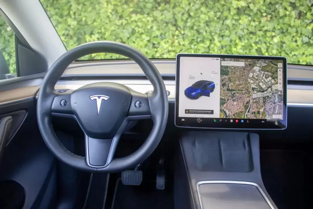 Tesla Model Y 2021 - 32500 EUR, 97400 km - AUTO.MOTO.pt - 97400km - foto 16 de 17