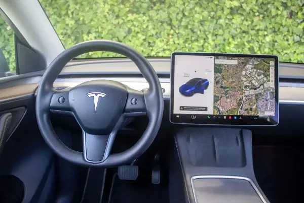 Tesla Model Y 2021 - 32500 EUR, 97400 km - AUTO.MOTO.pt - 97400km - foto 16 de 17