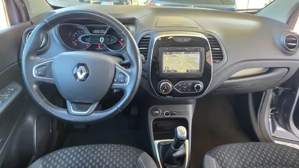Renault Captur 2018 - 13990 EUR, 85000 km - AUTO.MOTO.pt - 85000km - foto 13 de 23